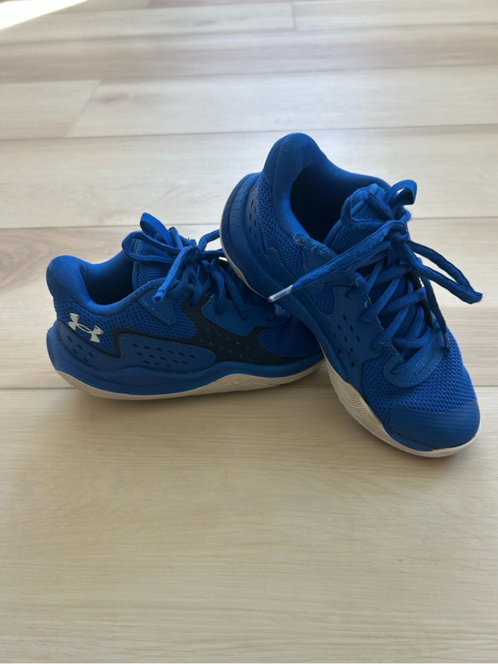 Youth Under Armour athletic shoe - size 1